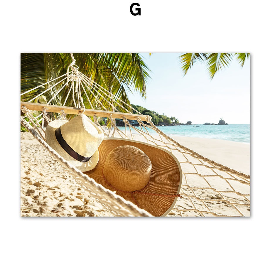 Schönes Poster von justgoodmood mit zwei Sonnenhüten auf einer Hängematte am Strand. Ideal für eine entspannende Atmosphäre in Ihrem Wohnzimmer oder Schlafzimmer. Titel: Sonnenschein Hängematte Palmen Meer.