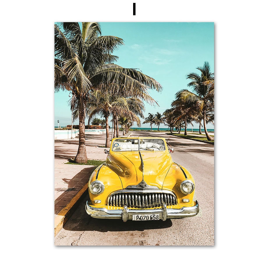 Charmantes Poster von justgoodmood mit einem gelben Oldtimer im Vordergrund, umgeben von Palmen und klar blauem Himmel. Bringen Sie ein Stück Strandfeeling in Ihr Zuhause. Titel: Sonnenschein Hängematte Palmen Meer.