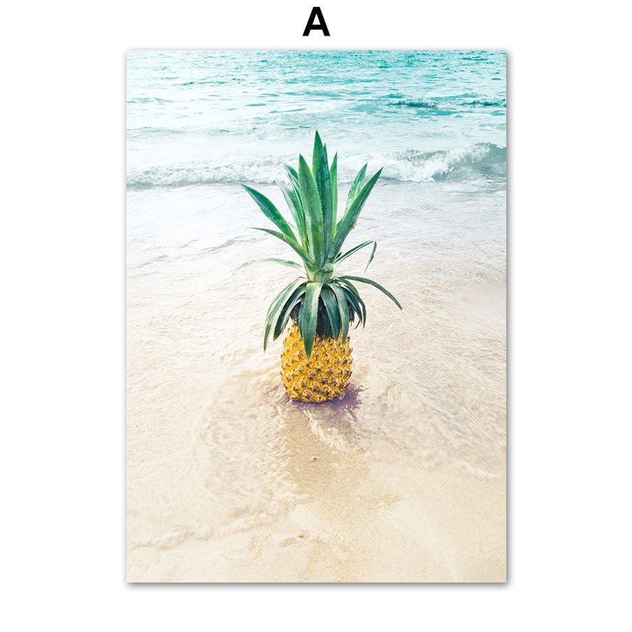 Atemberaubendes Poster von justgoodmood mit einer Ananas am Strand, perfekt für tropische Dekoration.