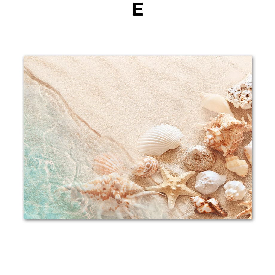 Stylisches Poster von justgoodmood mit Muscheln und einem Stern im Sand, ideal für tropisches Flair in Ihrem Wohnraum.