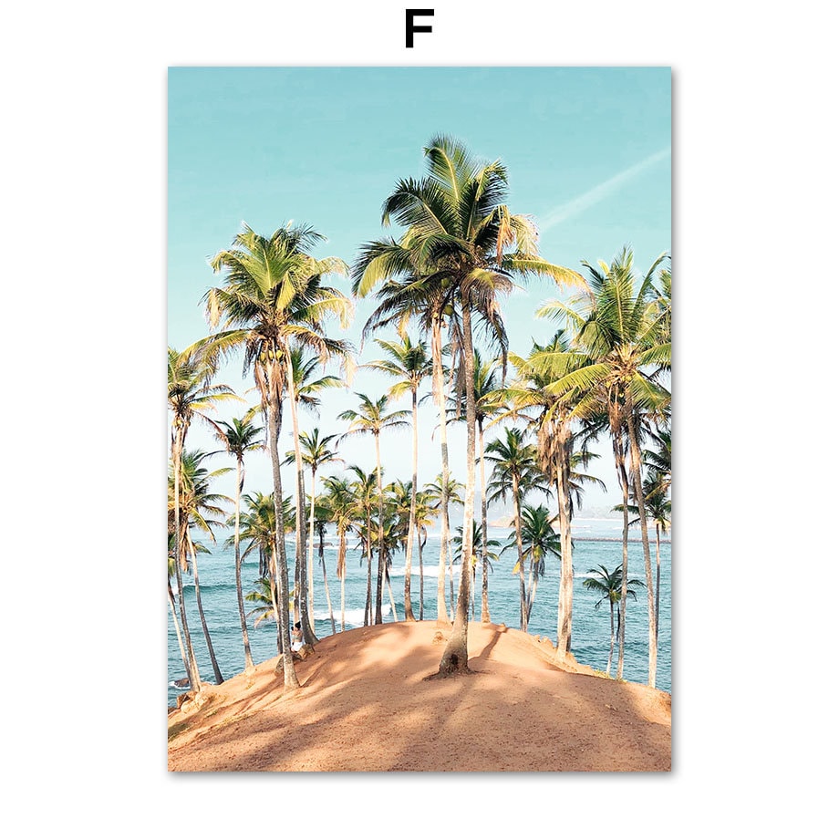Schöne Palmen am Strand im Posterdesign von justgoodmood, perfekt für ein entspannendes Ambiente in Ihrem Zuhause.