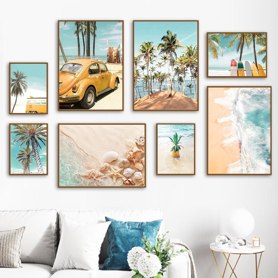 Stylisches Wandbild von justgoodmood mit Palmen, Strand und einem gelben VW-Bus, ideal für Wohnzimmer- und Schlafzimmergestaltung.