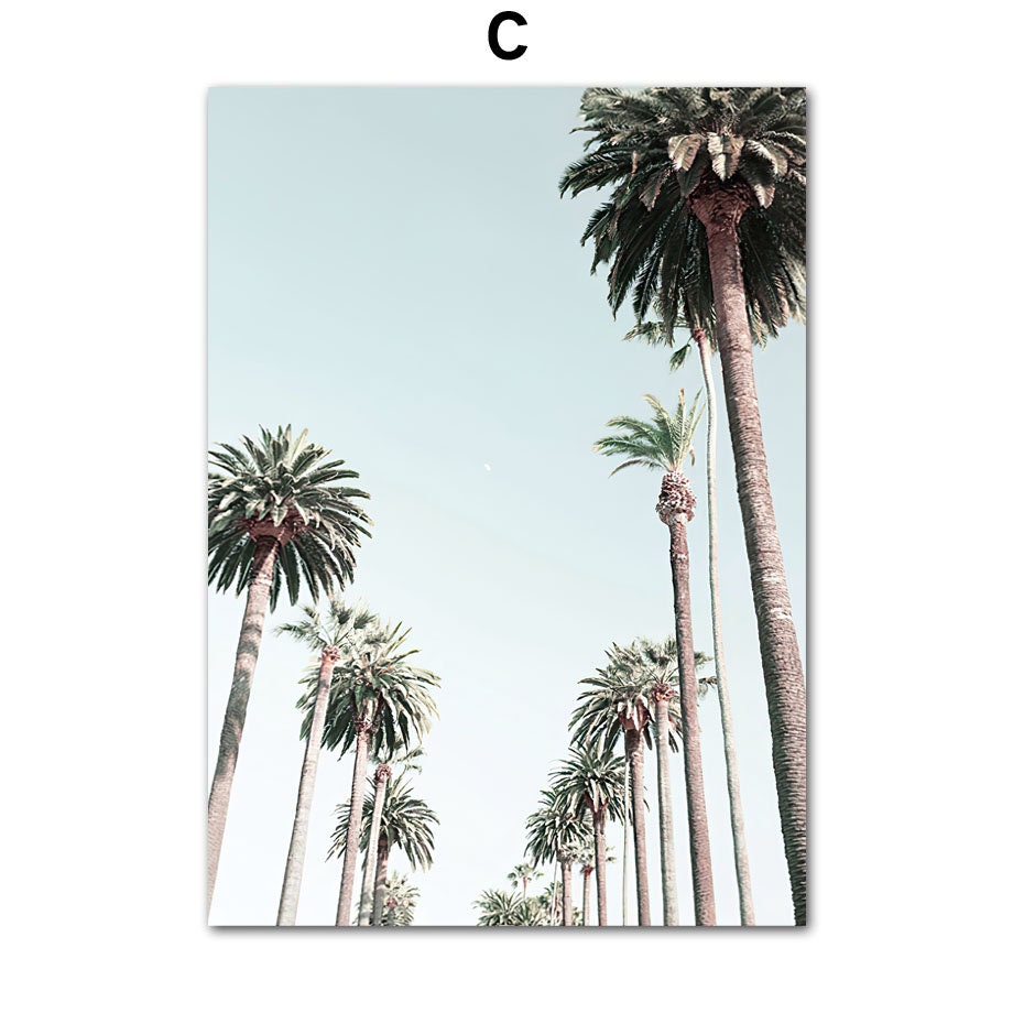 Palmen unter blauem Himmel, Teil der Wanddeko "Strand Wellen Meer Palmen Delfin Sonnenbrille Hut" von justgoodmood, die tropische Atmosphäre in Ihre Wohnräume bringt.