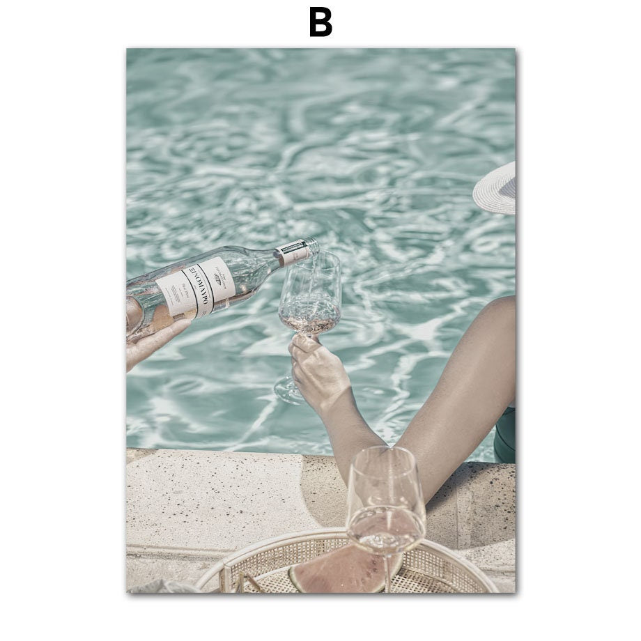 Entspanntes Ambiente am Pool mit Wein, einer wunderschönen Wandkunst "Strand Wellen Meer Palmen Delfin Sonnenbrille Hut" von justgoodmood für Ihr Wohn- oder Schlafzimmer.