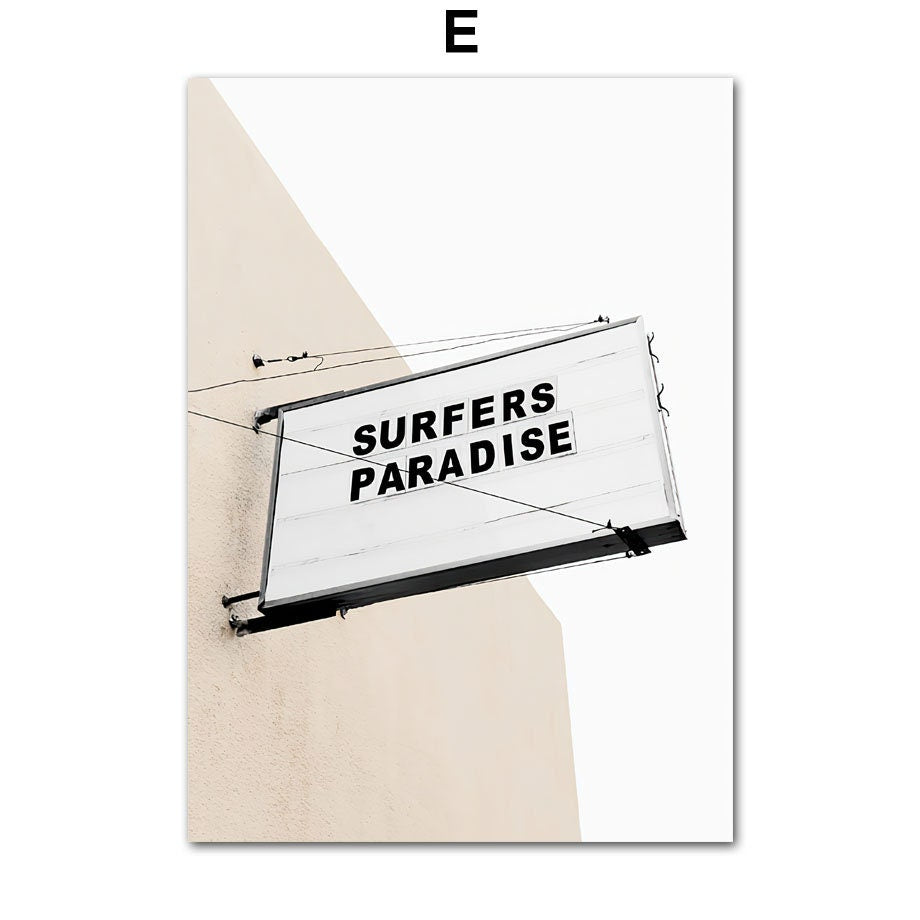 Schild mit der Aufschrift 'Surfers Paradise' - perfektes Wandbild für Strandliebhaber von justgoodmood, Teil des Posters 'Strand Wellen Meer Palmen Delfin Sonnenbrille Hut'.