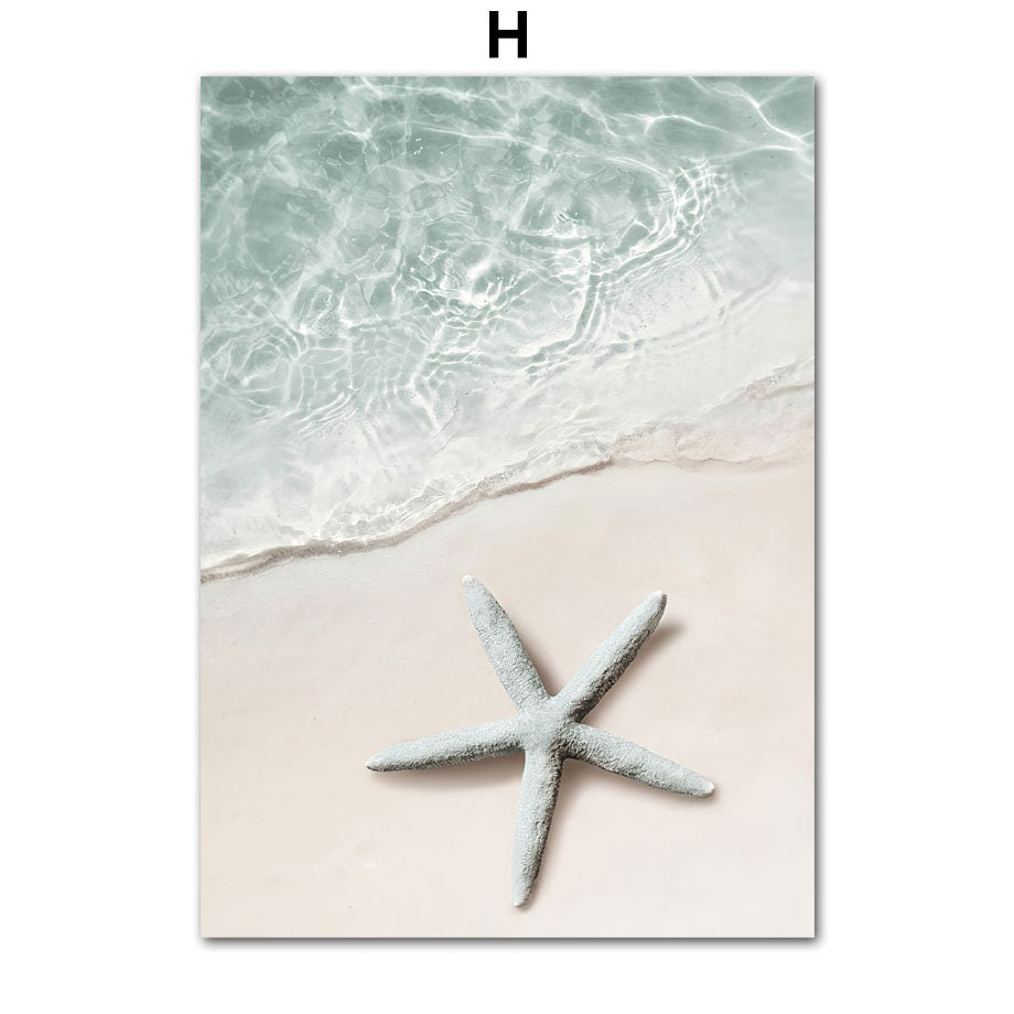 Sternenstrand unter klarem Wasser - wunderschönes Wandbild für Stranddeko von justgoodmood, Teil des Posters 'Strand Wellen Meer Palmen Delfin Sonnenbrille Hut'.