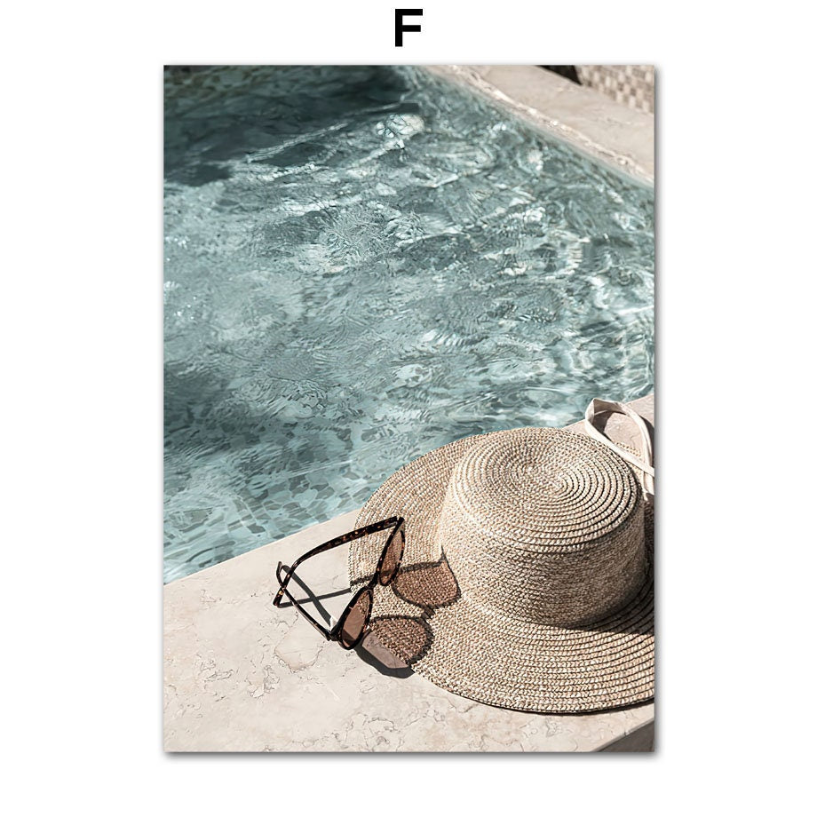 Stylischer Sonnenhut und Sonnenbrille am Pool - ideal für sommerliche Wandgestaltung von justgoodmood, Teil des Posters 'Strand Wellen Meer Palmen Delfin Sonnenbrille Hut'.