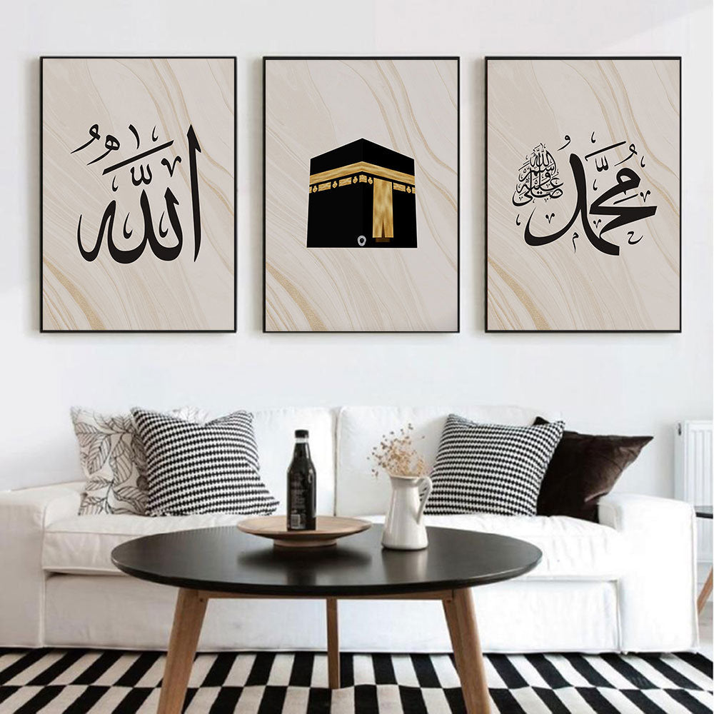 Beeindruckendes Set von Wandbildern mit der Kaaba und islamischer Kalligraphie, das Eleganz und Spiritualität in jeden Raum bringt. Erhältlich von justgoodmood. Poster Islam Kalligraphie Moschee Mekka Kaaba I Wandbilder.