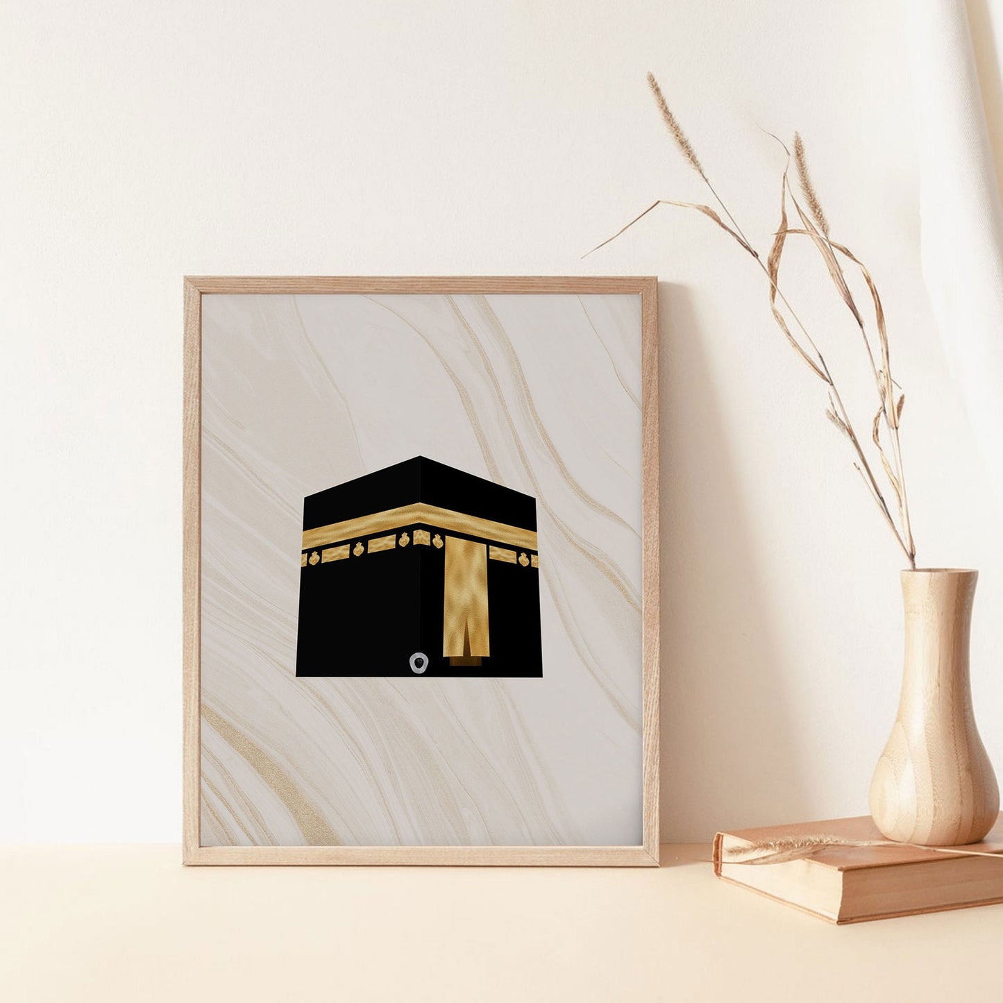 Stilvolles Poster der Kaaba in Schwarz und Gold auf marmoriertem Hintergrund, ideal als Wanddeko für Ihr Zuhause, erhältlich von justgoodmood. Poster Islam Kalligraphie Moschee Mekka Kaaba I Wandbilder.