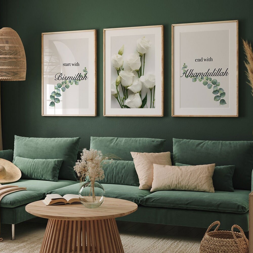 Stimmungsvolles Wohnzimmer mit dem Poster 'Bismillah Alhamdulillah' von justgoodmood, dekoriert mit frischen weißen Rosen in trendigen Rahmen.