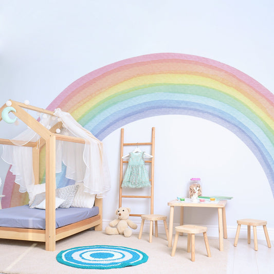 Buntes Regenbogen-Wandtattoo im Boho-Stil für Kinderzimmer Wanddeko von justgoodmood, das eine magische Atmosphäre im Babyzimmer schafft.
