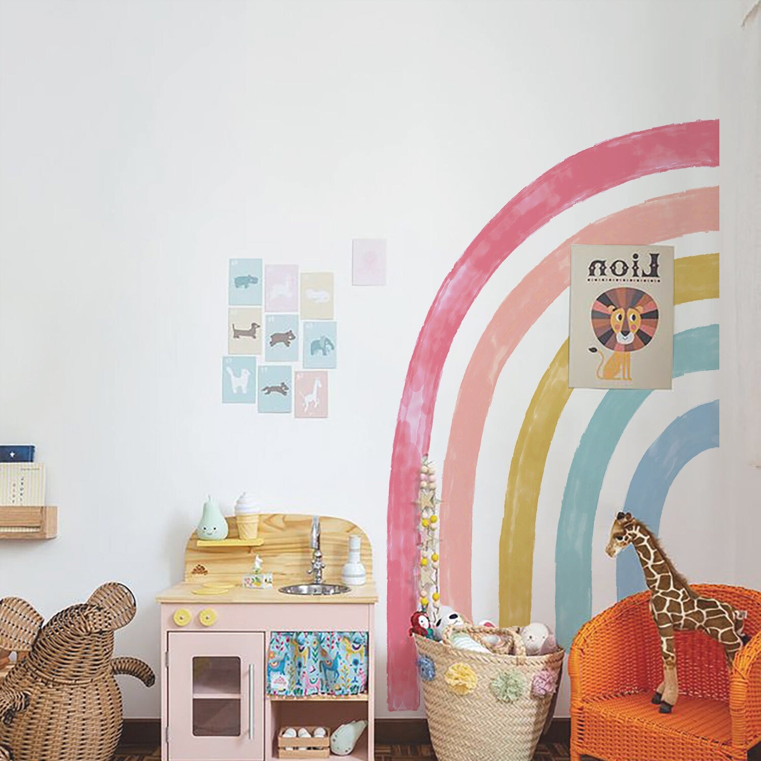Fröhliche Wandgestaltung mit einem wasserdichten Regenbogen Sticker von justgoodmood in einem Kinderzimmer, das eine einladende Umgebung für Kinder bietet.