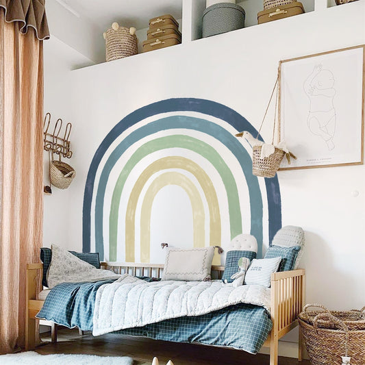 Wandaufkleber Regenbogen von justgoodmood in einem liebevoll dekorierten Kinderzimmer. Die sanften Farben des Regenbogens bringen Freude und Kreativität in das Raumdesign.