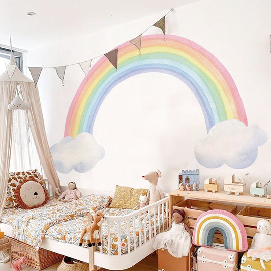 Fröhliche Kinderzimmer-Wanddekoration mit Regenbogen und Wolken von justgoodmood, die die kreative Atmosphäre eines Spielzimmers hervorhebt.