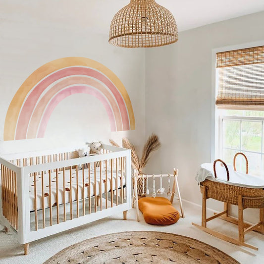 Buntes Kinderzimmer mit Wandaufkleber von justgoodmood, der einen warmen Regenbogen und Wolkenmotive zeigt. Perfekte Wanddeko für das Babyzimmer.