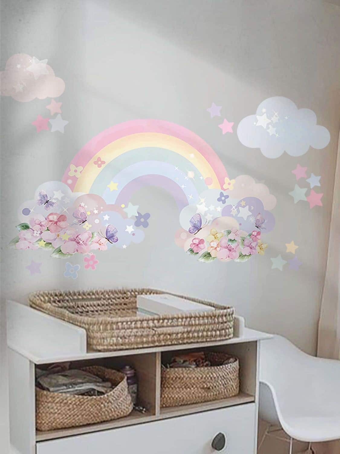 Farbenfroher Kinderzimmer Wandaufkleber von justgoodmood mit einem hübschen Regenbogen, fluffigen Wolken und bunten Blumen, ideal für die Wand Deko im Babyzimmer.