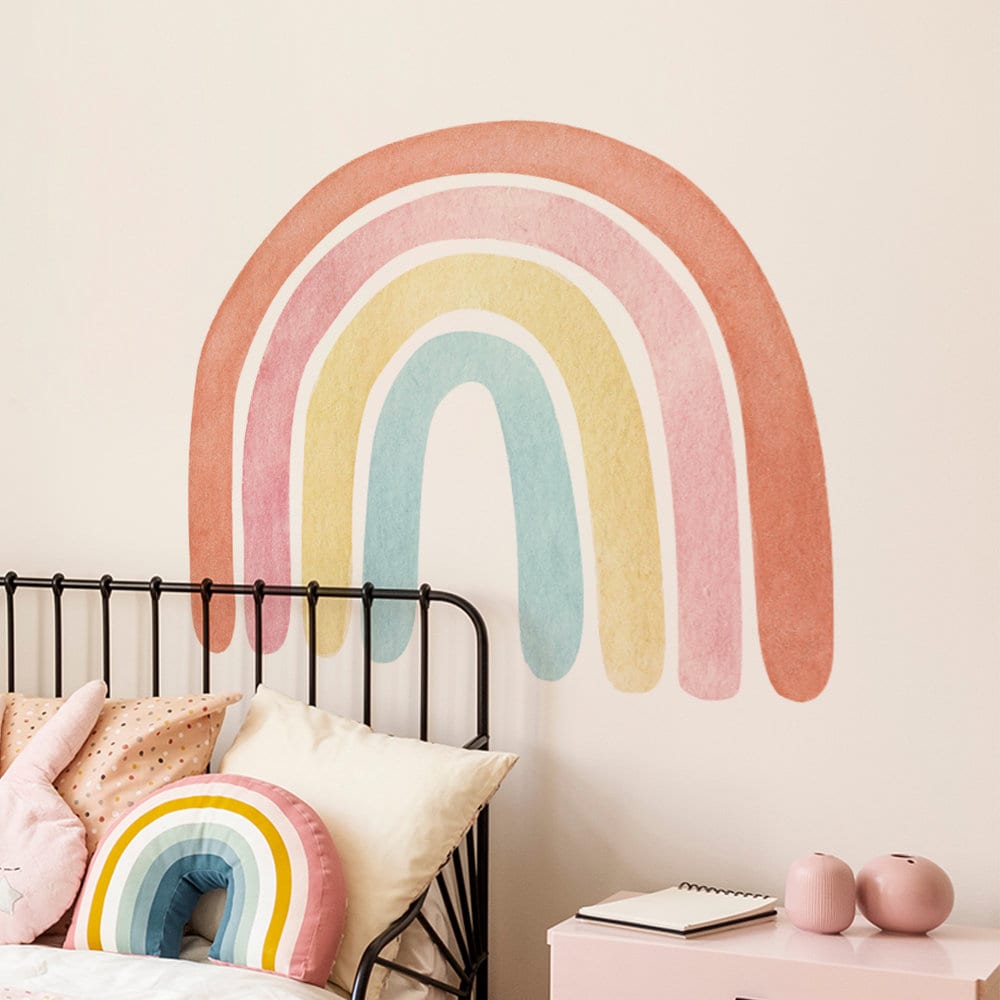Der stilvolle Boho Stil Regenbogen Wandaufkleber von justgoodmood verschönert das Kinderzimmer mit sanften Farben, ideal für Babyzimmer und kreative Raumgestaltung.