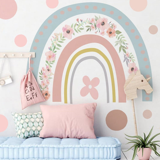 Charmante Regenbogen-Wandtattoos und Blumenmotive im lebhaften Kinderzimmer, vermittelt eine fröhliche Atmosphäre. Wanddeko von justgoodmood, geeignet für die kreative Gestaltung des Babyzimmers.