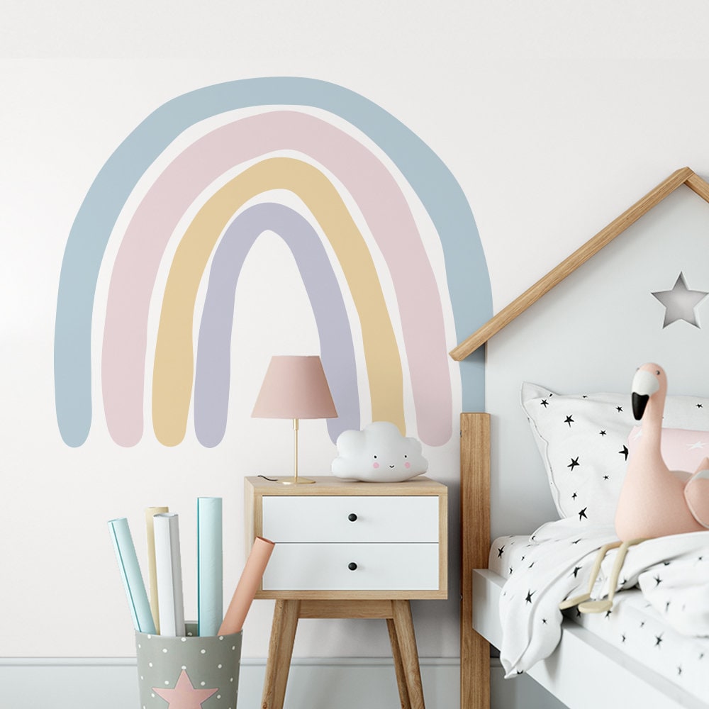 Fantasievoller Regenbogen Wandaufkleber im Boho Stil, ideal für das Babyzimmer, von justgoodmood, um eine kreative Atmosphäre zu schaffen.