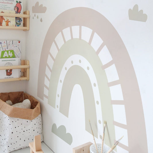 Wandaufkleber im Boho-Stil von justgoodmood mit einem sanften Regenbogen und Wolken, ideal für die Kinderzimmer Wanddekoration.