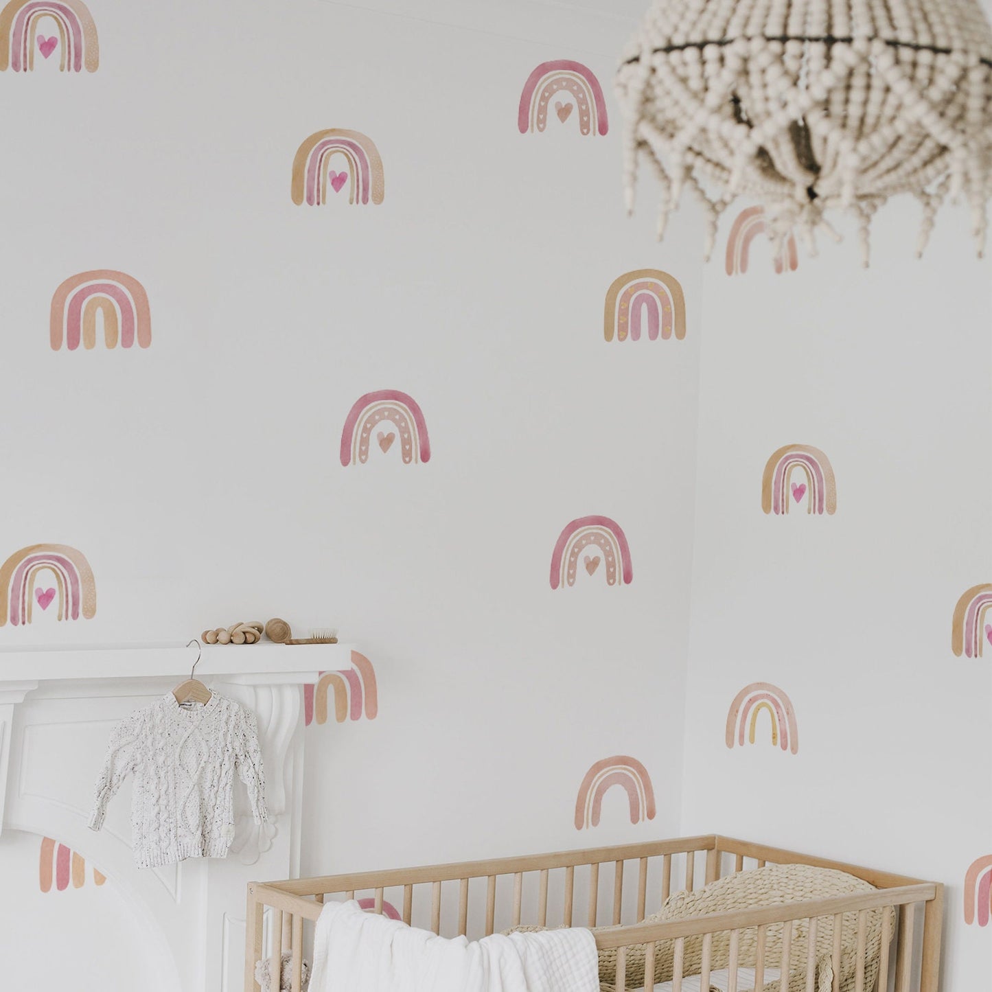 Harmonische Wandgestaltung mit Wandsticker von justgoodmood im Boho-Stil, featuring bunte Regenbögen und Herzen, ideal für ein kreatives Babyzimmer. Sticker Kinderzimmer Wandaufkleber Boho Regenbogen Herz.
