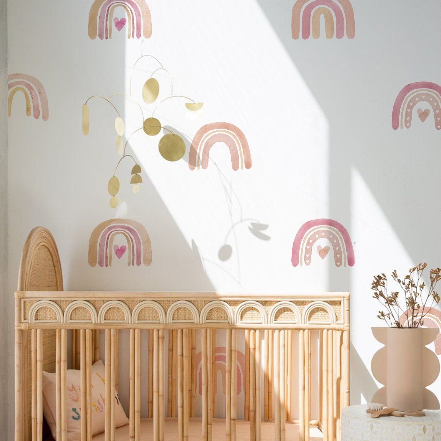 Bezaubernde Boho Regenbogen Herz Wandaufkleber von justgoodmood im Kinderzimmer, das eine fröhliche und kreative Atmosphäre schafft, ideal für die Wand Deko im Babyzimmer.
