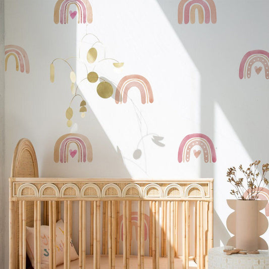 Bezaubernde Boho Regenbogen Herz Wandaufkleber von justgoodmood im Kinderzimmer, das eine fröhliche und kreative Atmosphäre schafft, ideal für die Wand Deko im Babyzimmer.