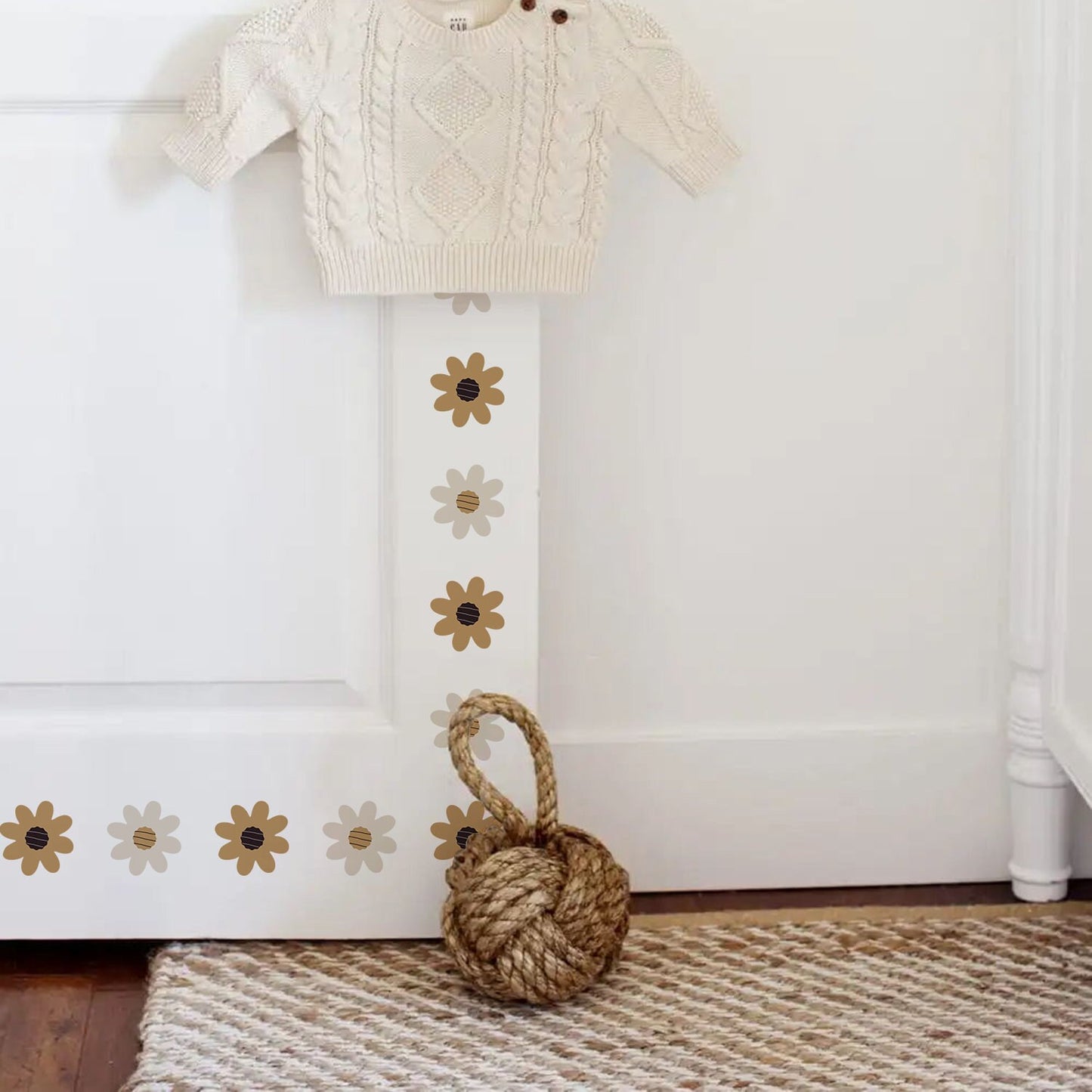 Schöne Wandgestaltung mit Boho-Blumen-Stickern von justgoodmood. Eine nostalgische Türdekoration in einem Kinderzimmer mit kuscheligen Details.