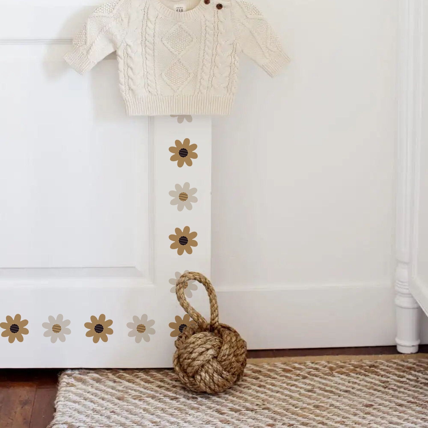 Schöne Wandgestaltung mit Boho-Blumen-Stickern von justgoodmood. Eine nostalgische Türdekoration in einem Kinderzimmer mit kuscheligen Details.