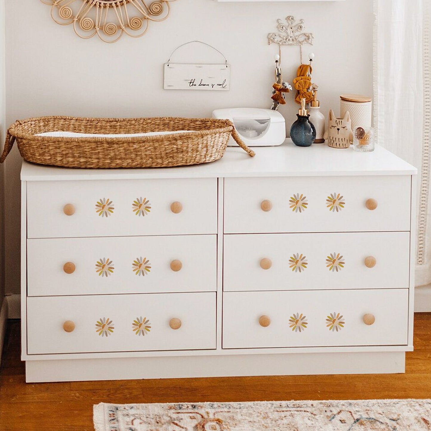 Stylisches Kinderzimmer mit weißen Möbeln, dekoriert mit Boho Blumen Wandstickern von justgoodmood. Perfekte Wanddekoration für ein farbenfrohes Babyzimmer. Sticker Set für kreative Gestaltung.