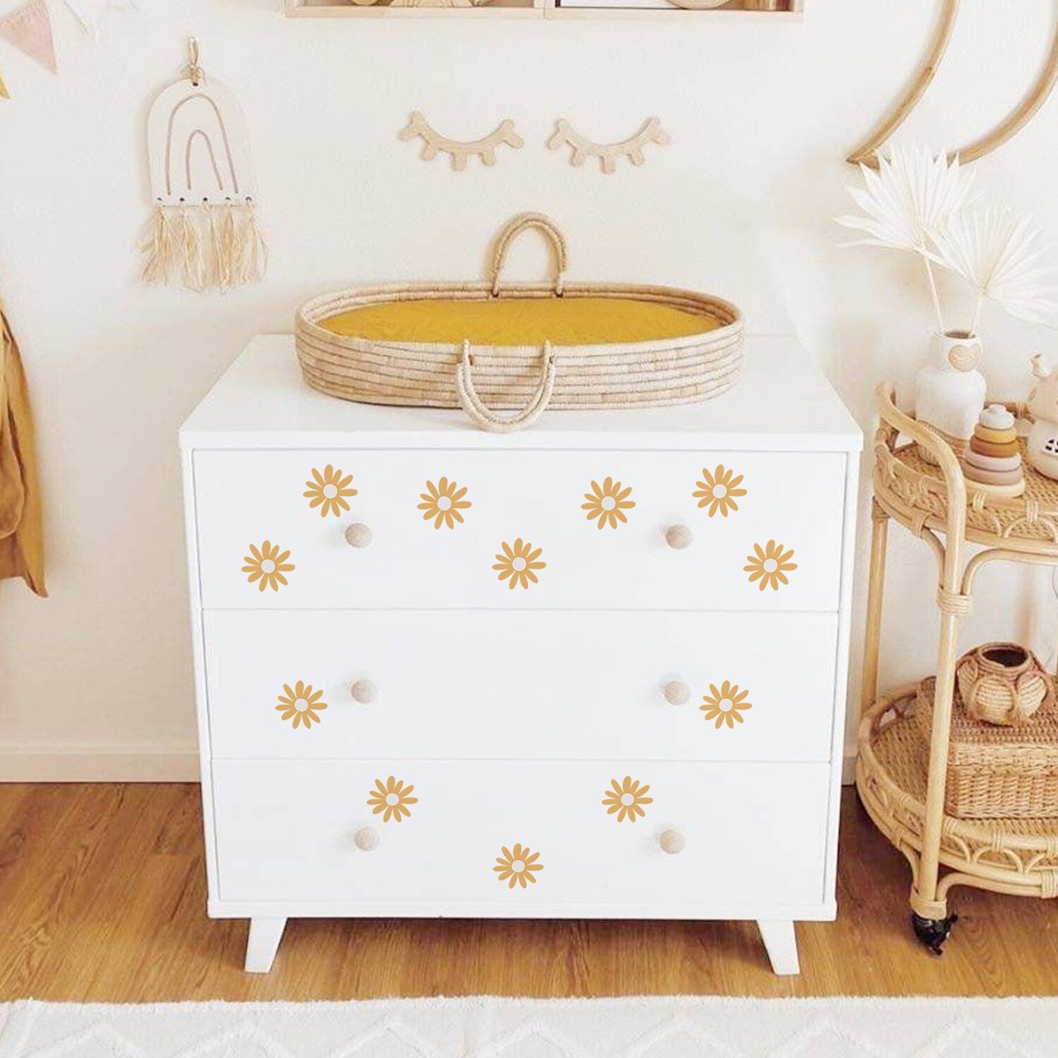 Modernes Kinderzimmer mit weißen Möbeln, dekoriert mit Boho Blumen Wandstickern von justgoodmood. Eine ansprechende Kommode mit fröhlichen Blumenmotiven.