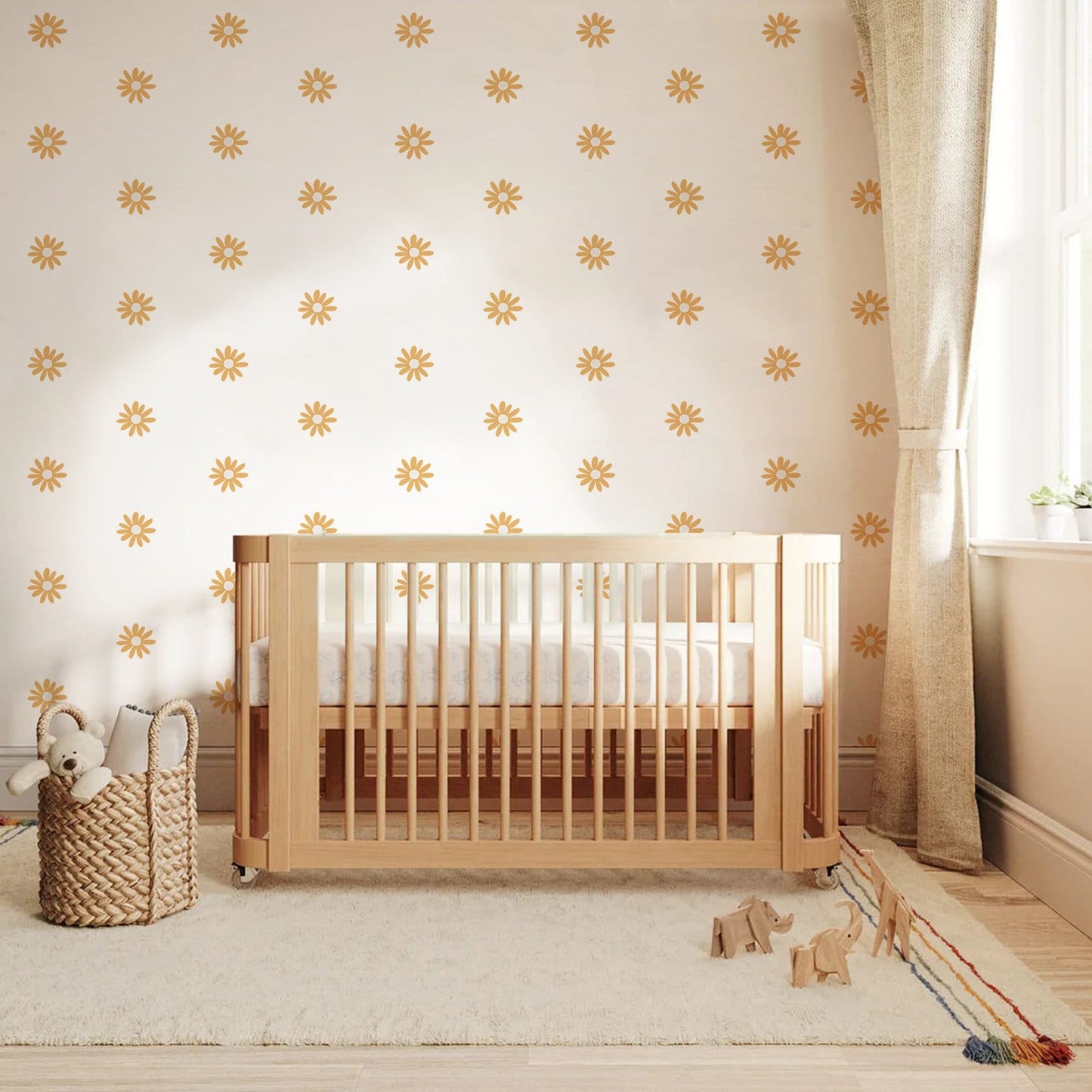 Gemütliches Kinderzimmer mit Boho Blumen Wandstickern von justgoodmood. Das Babybett steht im Vordergrund, umgeben von einer liebevollen Wanddeko.