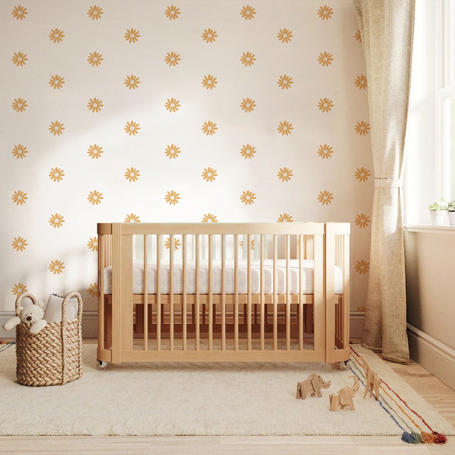 Fröhliches Kinderzimmer mit Boho Blumen Wandaufklebern von justgoodmood. Das Bild zeigt ein helles Zimmer mit einem Babybett und bunten Blumenstickern an der Wand, perfekt für die kreative Raumgestaltung im Babyzimmer.