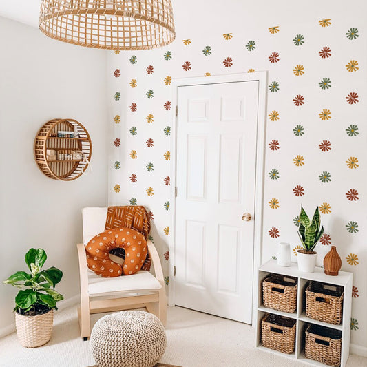 Bunt gestaltetes Kinderzimmer mit Boho Blumen Wandaufklebern von justgoodmood. Ideal für kreative Wandgestaltung im Babyzimmer.