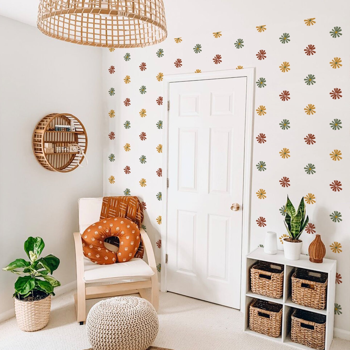 Gemütliches Kinderzimmer mit bunten Boho Blume Wandaufklebern von justgoodmood. Die Wanddeko sorgt für eine fröhliche Atmosphäre und kreativ gestaltete Räume.
