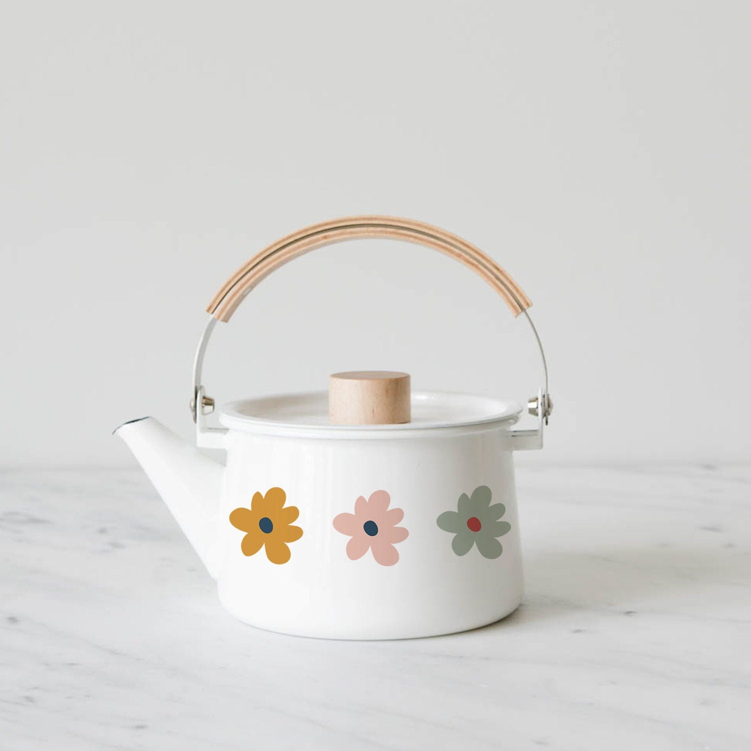 Hübscher Wasserkocher mit Blumenstickern von justgoodmood, der farbenfrohe Akzente setzt - perfekt um das Kinderzimmer kreativ zu gestalten und einen fröhlichen Look zu kreieren.