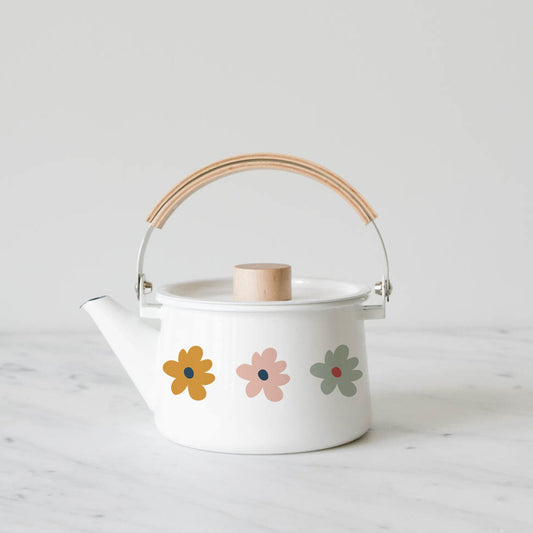 Hübscher Wasserkocher mit Blumenstickern von justgoodmood, der farbenfrohe Akzente setzt - perfekt um das Kinderzimmer kreativ zu gestalten und einen fröhlichen Look zu kreieren.
