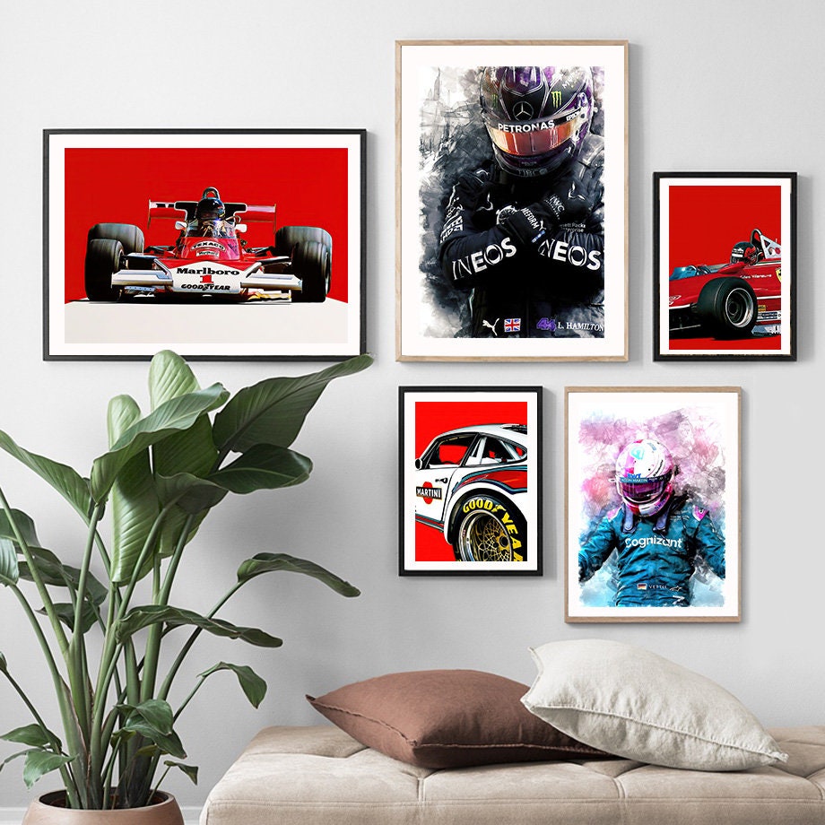 Bunte Kunstcollage mit Formel 1 Rennwagen Aquarell Print von justgoodmood. Die Dekoration zeigt verschiedene Rennwagen und -fahrer auf rotem Hintergrund, perfekt für Motorsport-Enthusiasten.