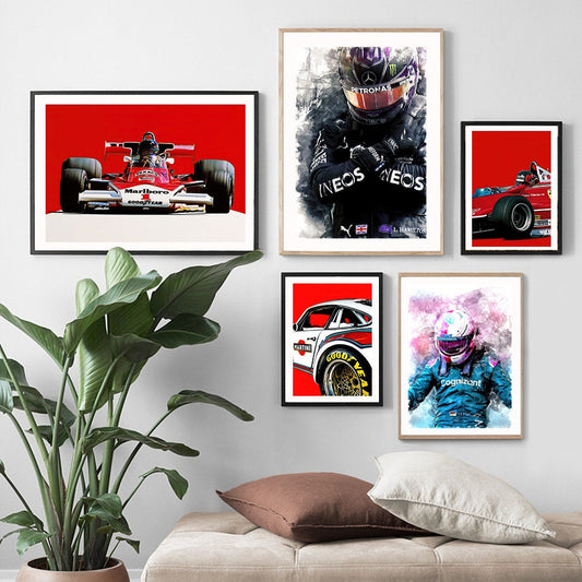 Bunte Kunstcollage mit Formel 1 Rennwagen Aquarell Print von justgoodmood. Die Dekoration zeigt verschiedene Rennwagen und -fahrer auf rotem Hintergrund, perfekt für Motorsport-Enthusiasten.