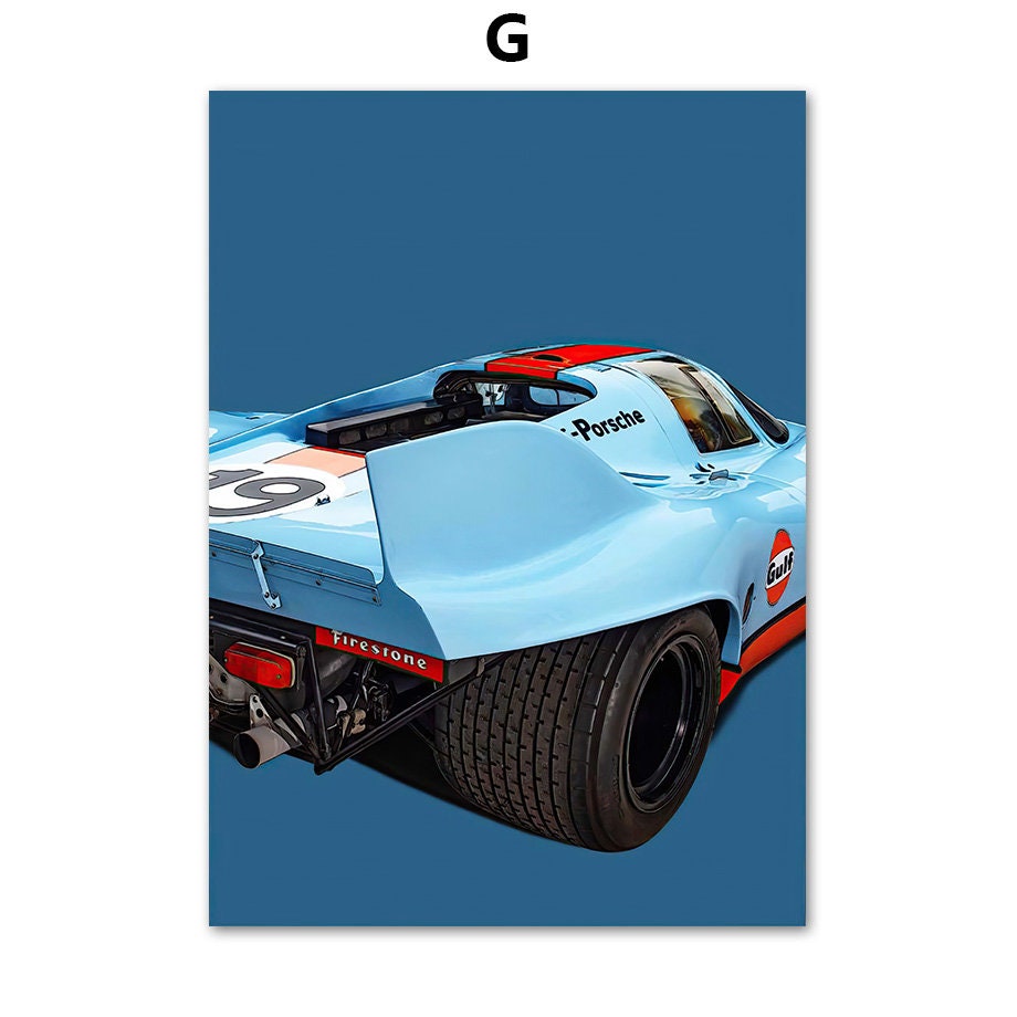 Ein stilvoller Deko-Print der Rückansicht eines Porsche 917 in den berühmten Gulf-Rennfarben, ideal für Auto-Enthusiasten. Poster von justgoodmood, Titel: Formel 1 Rennwagen Rennfahrer. Machen Sie Ihr Zuhause lebendiger!