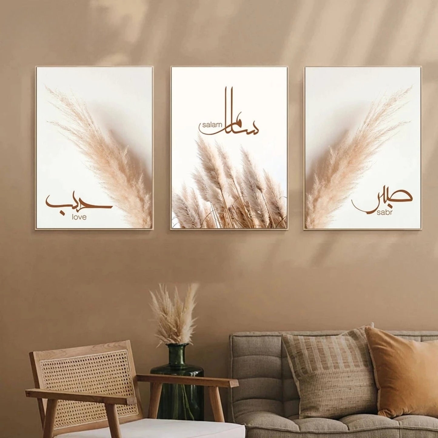 Kunstvolles Poster Pampass Gras mit islamischer Kalligrafie von justgoodmood. Drei inspirierende Bilder in sanften Tönen, die die Wörter 'Love', 'Salam' und 'Sabr' darstellen, ideal für eine harmonische Wandgestaltung im Wohnzimmer oder Schlafzimmer.