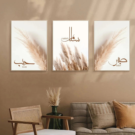Kunstvolles Poster Pampass Gras mit islamischer Kalligrafie von justgoodmood. Drei inspirierende Bilder in sanften Tönen, die die Wörter 'Love', 'Salam' und 'Sabr' darstellen, ideal für eine harmonische Wandgestaltung im Wohnzimmer oder Schlafzimmer.