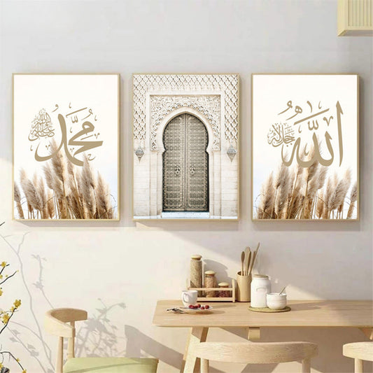 Wunderschöne Poster mit islamischer Kalligraphie und Pampasgras von justgoodmood. Ideal für Wohnzimmer und Schlafzimmer, verleihen diese Wandbilder jedem Raum eine besondere Atmosphäre.