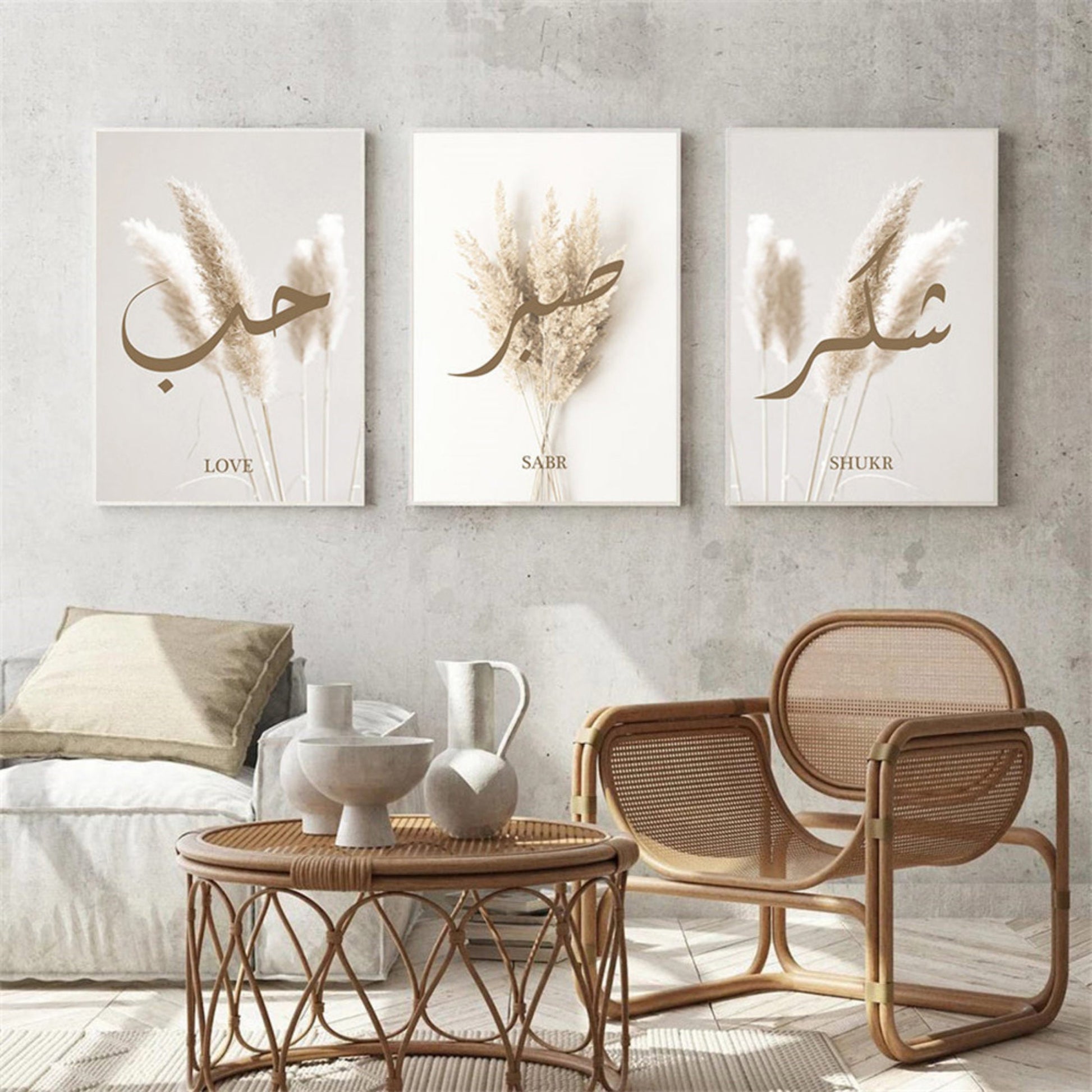 Stilvolle Wanddekoration mit Pampassgras und islamischer Kalligraphie, präsentiert von justgoodmood. Perfekt für Wohnzimmer und Schlafzimmer.