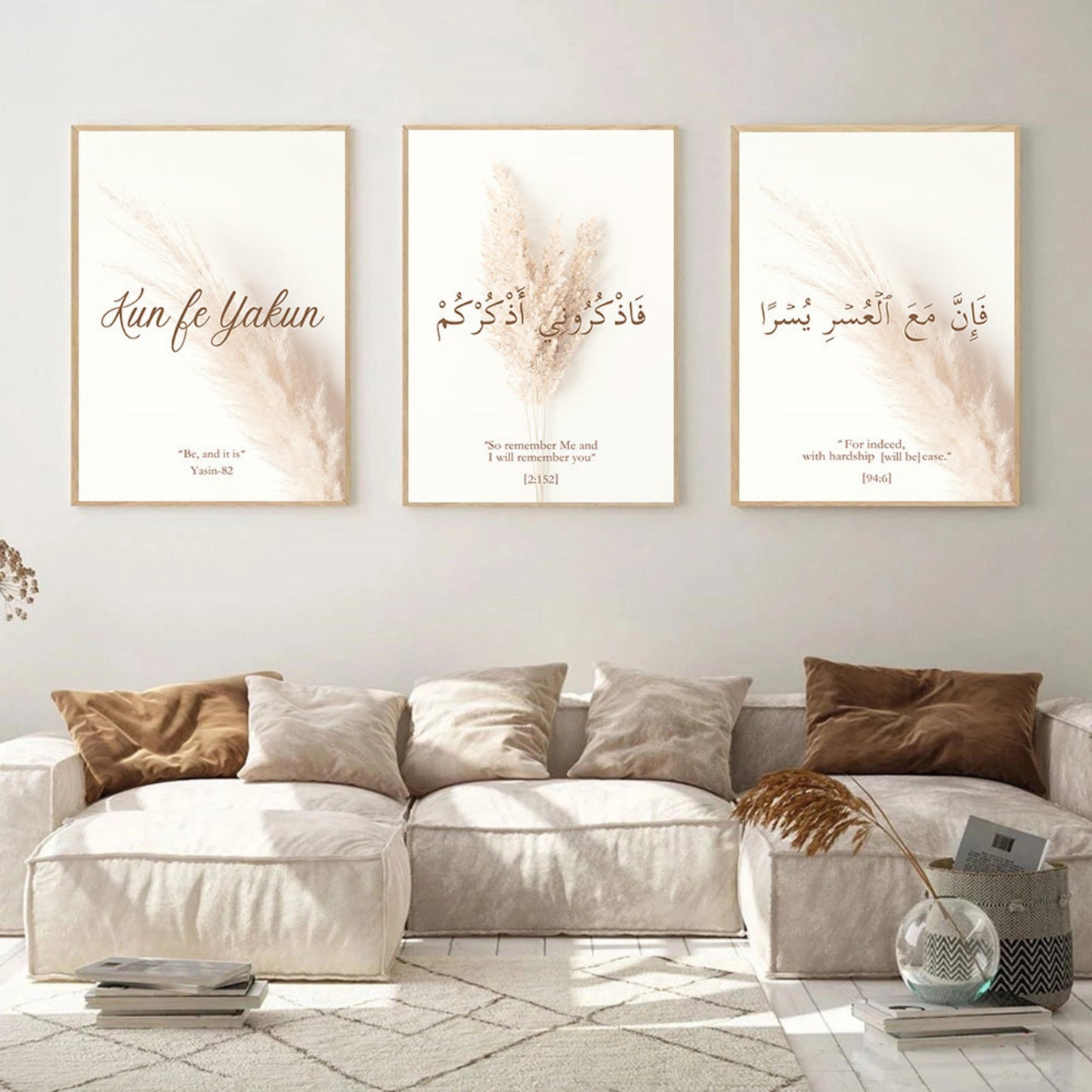 Elegantes Wanddeko-Poster Pampass Gras mit bedeutungsvoller islamischer Kalligraphie für ein modernes Zuhause. Design von justgoodmood.