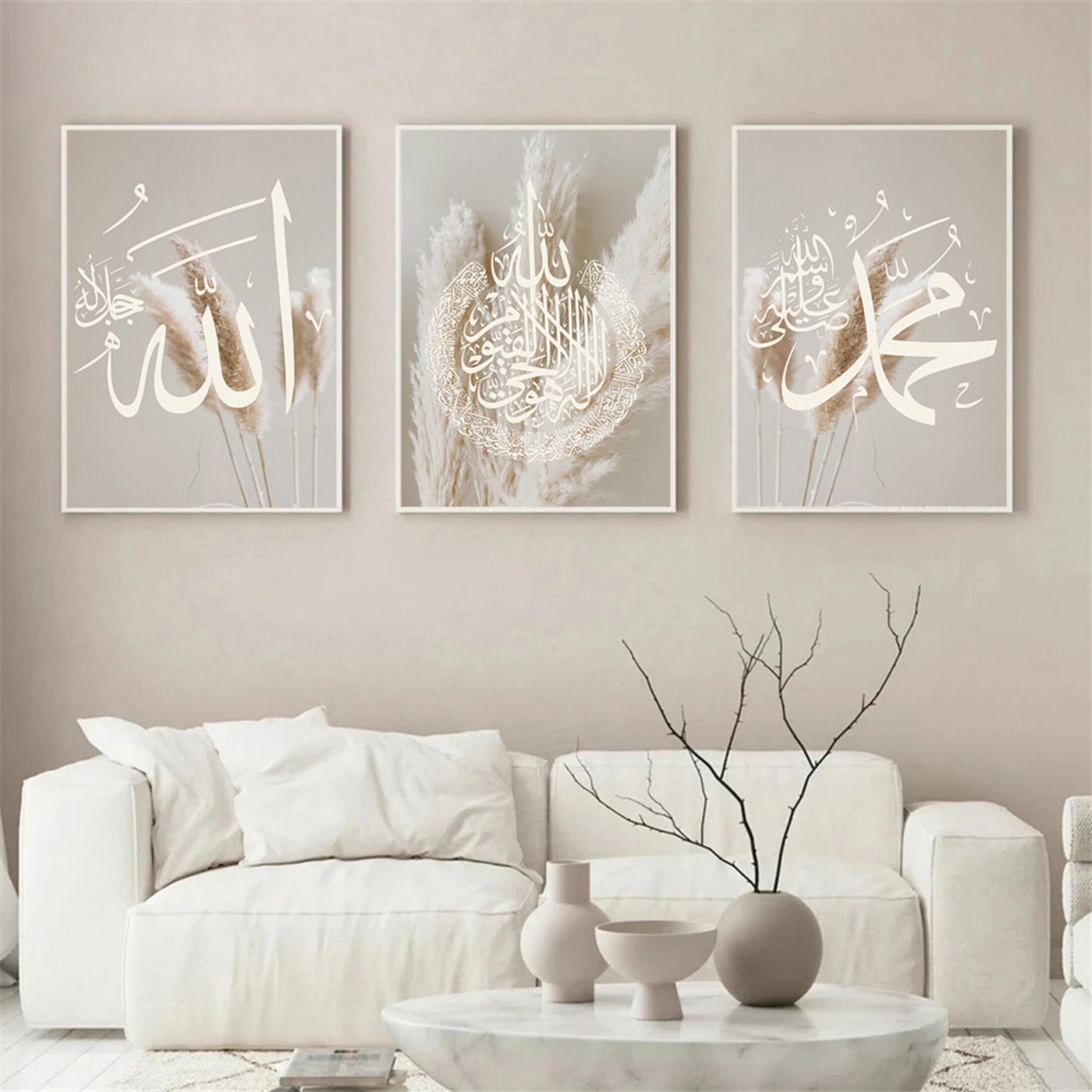 Stilvolles Wandbild mit islamischer Kalligraphie und Pampass Gras, ideal für ein harmonisches Zuhause. Deko Print von justgoodmood, Titel: Poster Pampass Gras Islamische Kalligraphie.