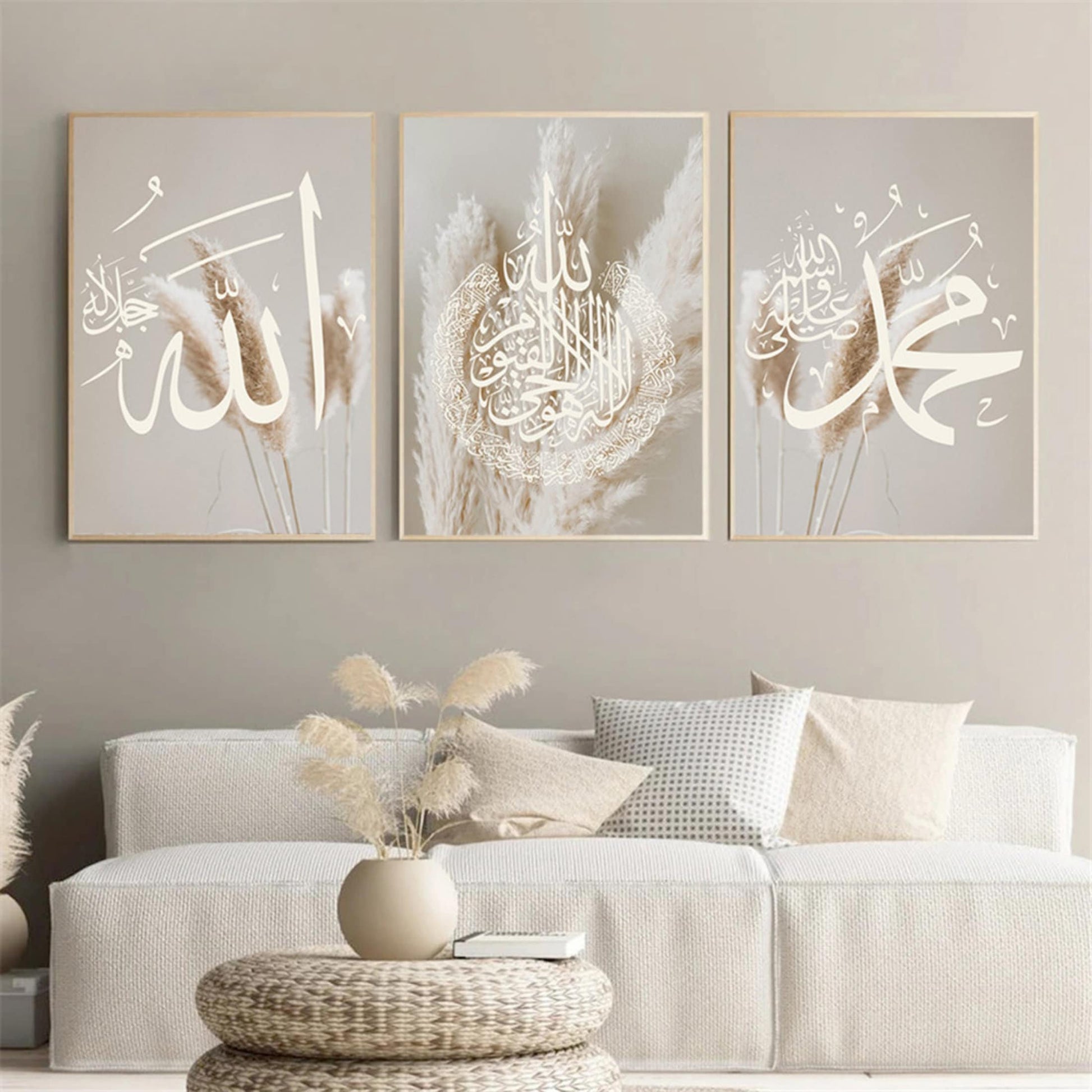 Elegante Wandbilder mit islamischen Schriftzügen und Pampass Gras für eine stilvolle Raumgestaltung. Perfektes Deko Element von justgoodmood, Poster Pampass Gras Islamische Kalligraphie.