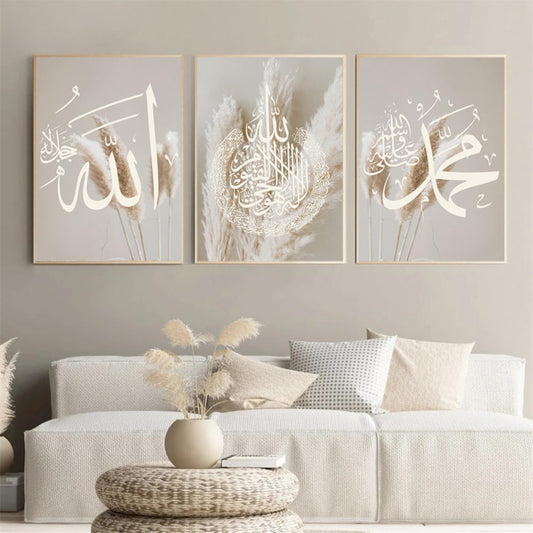 Elegante Wandbilder mit islamischen Schriftzügen und Pampass Gras für eine stilvolle Raumgestaltung. Perfektes Deko Element von justgoodmood, Poster Pampass Gras Islamische Kalligraphie.