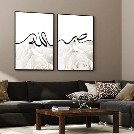 Ansprechende Kunstwerke mit islamischer Kalligraphie, die die Worte 'Allah' und 'Sabr' (Geduld) abbildet, mit eleganten weißen Rosen im Hintergrund. Poster von justgoodmood.