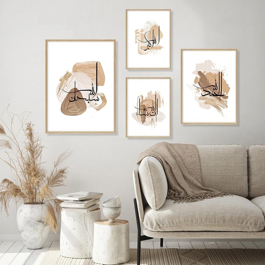 Stylisches Poster der islamischen Kalligraphie von justgoodmood in einem modernen Wohnzimmer, dekoriert mit sanften Farben und ansprechenden Designs, perfekt für Wohnzimmer und Schlafzimmer.